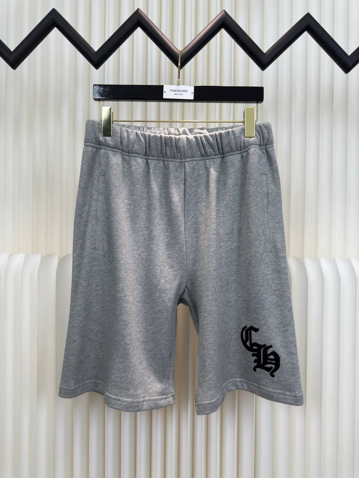P290 Chrome Hearts floral gray Sanskrit logo shorts. Authentic version - physical counter - top luxury quality. 🆚Instant sale of all versions on the market. Custom dyed floral gray fabric according to YB. The price of floral gray fabric is extremely high. There is no stock in the market. The embroidery uses imported embroidery. Customized scroll hardware and accessories. Size S M L
